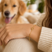 Bracciale Amoria dorato indossato con cane sullo sfondo