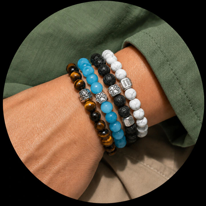 Bracciali SalvaZampe indossati al polso